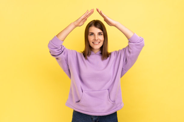 幸福被保护的女人高举双手，做屋顶的手势，保险。图片下载