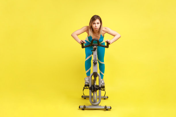 运动迷人的女人做HIIT有氧运动，锻炼骑自行车间歇训练。图片下载