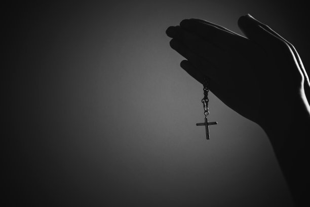 B&Wwoman手交叉图片下载