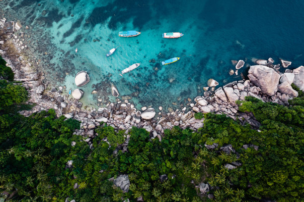 海湾和小船在岛上形成图片下载