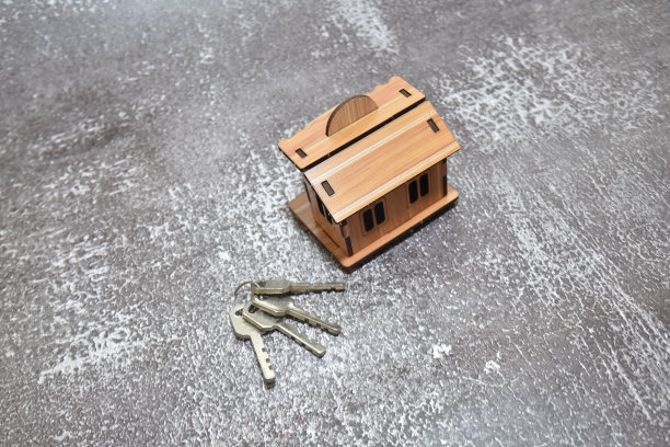 顶视图房屋模型与钥匙。图片下载