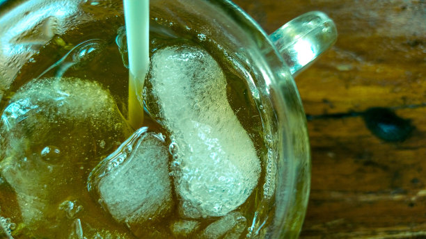 冰茶照片从上面拍摄的木头背景图片下载