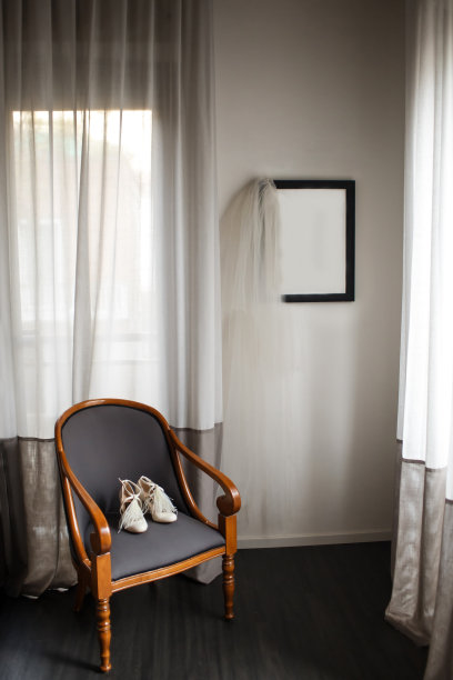 婚礼鞋放在椅子上，面纱放在画面上图片下载