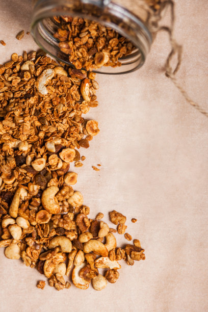 自制格兰诺拉麦片，装在玻璃罐里，放在木桌上图片下载