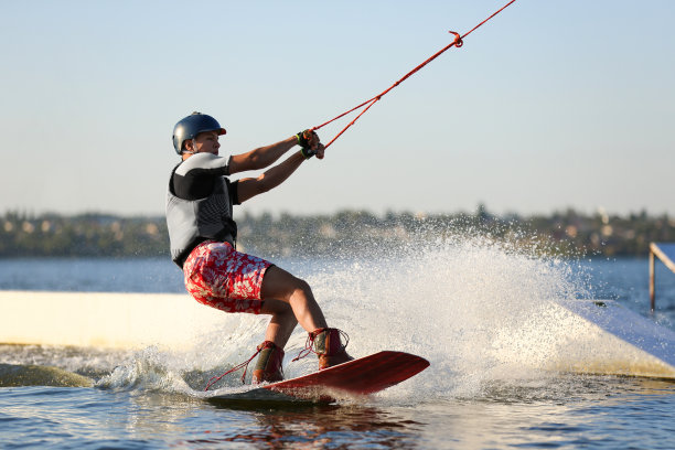 十几岁的男孩在河上滑水。极端的水上运动图片下载