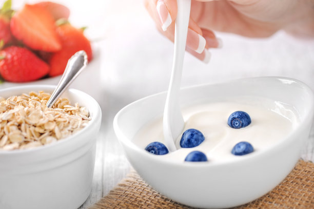 加蓝莓的白色自制酸奶图片下载