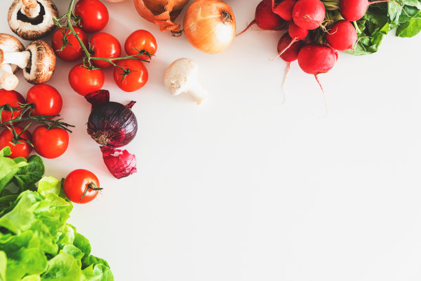 从素食食材边烹饪白色木桌。副本的空间。俯视图图片下载