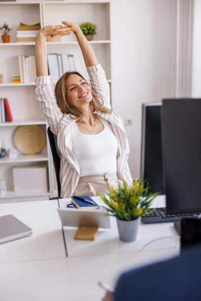 女人在办公室工作累了，拉伸图片下载