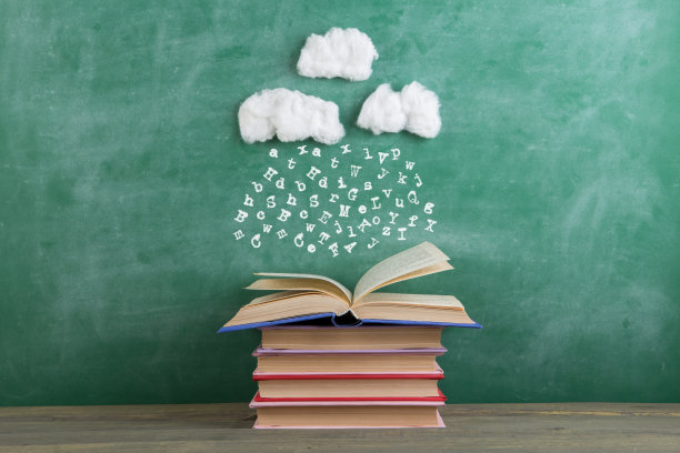 教育与阅读创意概念：落入打开的书中的字母雨图片下载