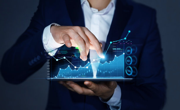 在笔记本电脑上分析经济增长图表和财务数据的人。股票市场投资。金融和银行技术。图片下载