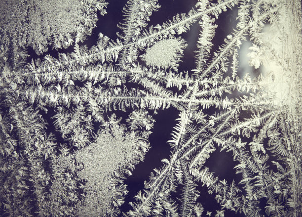 窗户上美丽的水晶构造图片下载