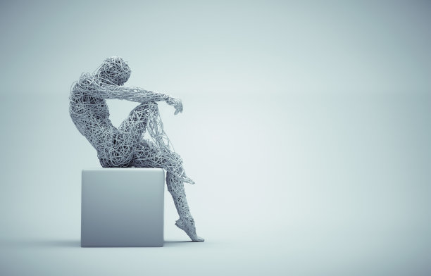 给一个在立方体上摆姿势的人接上电线。图片下载