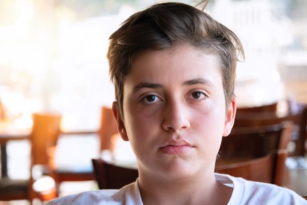 严肃的少年看着镜头图片下载