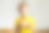 一个6岁的男孩拿着一个装乳牙的盒子。牙齿的变化图片下载