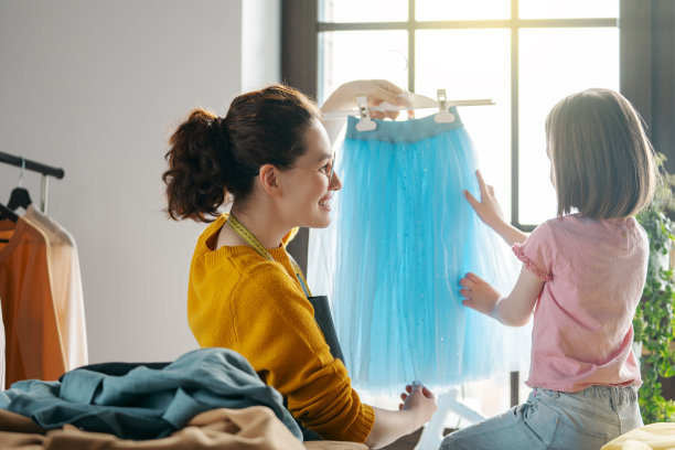 一位妇女正在车间工作图片下载