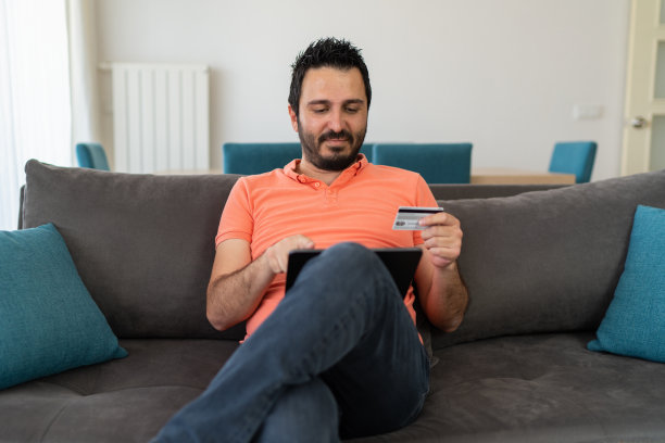 男人用笔记本电脑购物图片下载