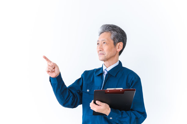 穿着工作服的老人在检查是否安全图片下载