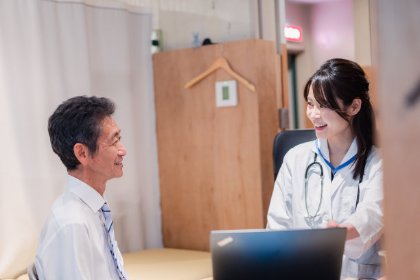 女医生向病人解释治疗过程图片下载