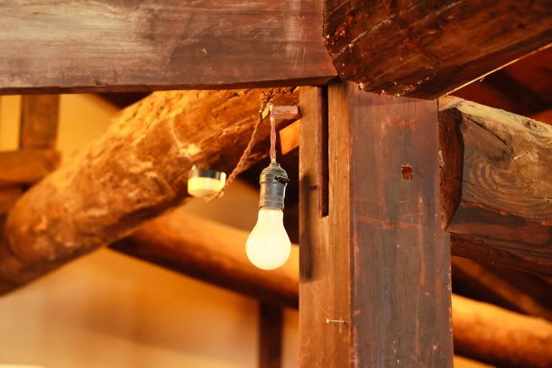 老民居房梁上挂着的复古灯泡图片下载