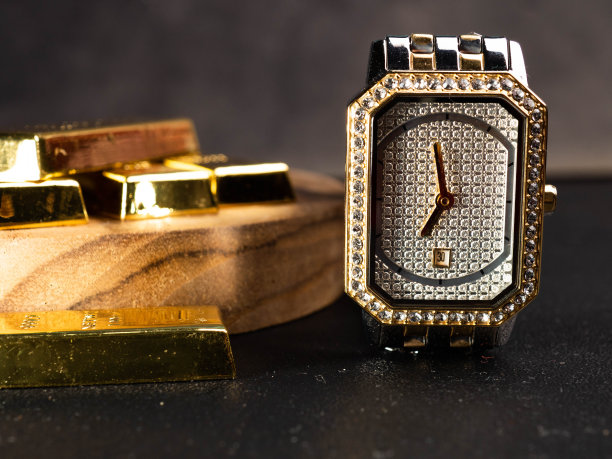 奢侈女性腕表图片。这样手表就有了金色和银色的表盘图片下载