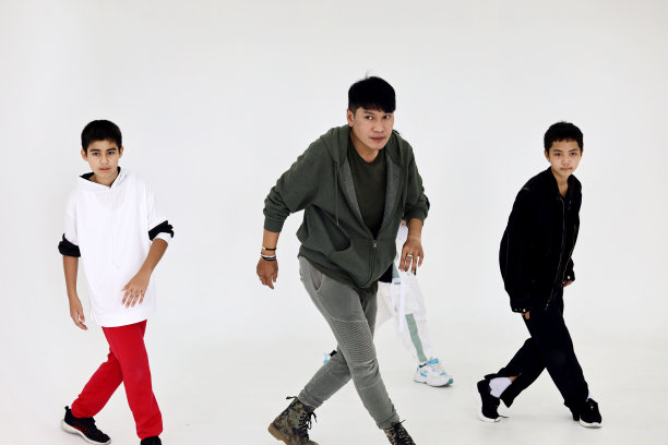 幸福亚洲的孩子们在教室里学跳舞度过暑假周末。图片下载