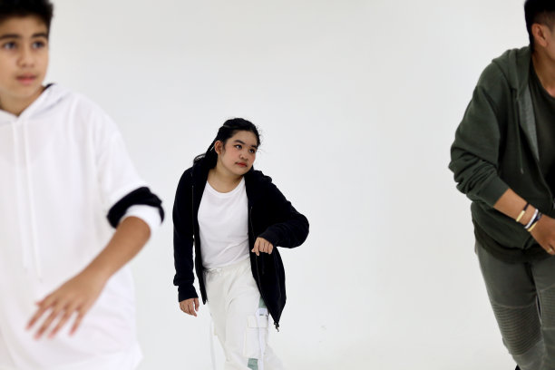 幸福亚洲的孩子们在教室里学跳舞度过暑假周末。图片下载