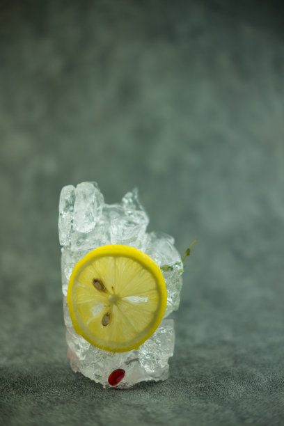 柠檬切片，放入冰块中冷冻图片下载