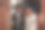 两个人下班后走在一家现代化的公司前喝着咖啡。图片下载