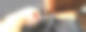 女人有一个新发型。男发型师在理发店里用剪刀剪棕色的头发。图片下载