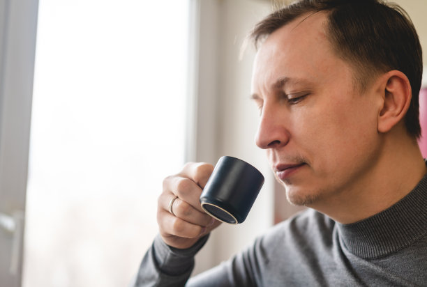 男人喝咖啡图片下载