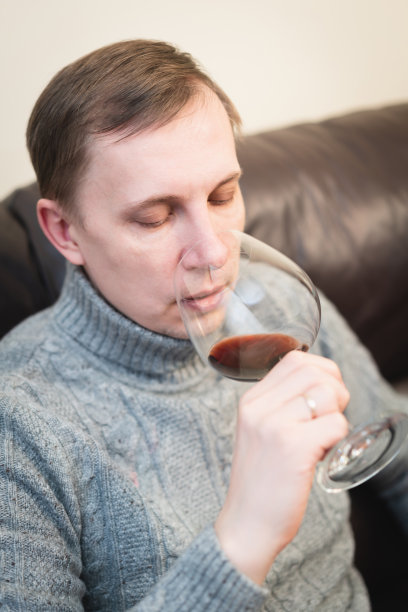 男人喝酒放松图片下载