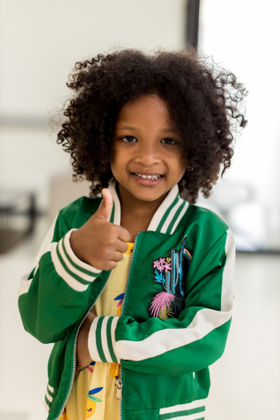 一个快乐的小女孩在医院。顽皮的小女孩肖像在医院图片下载