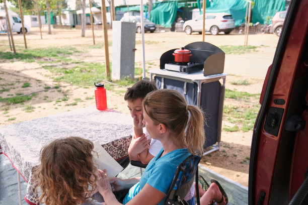 母亲和孩子们一起读书图片下载