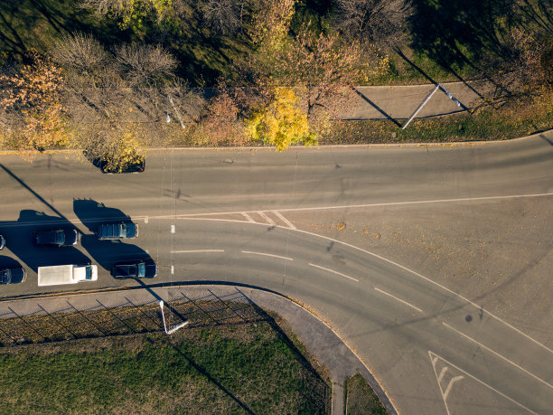 城市十字路口的交通鸟瞰图图片下载