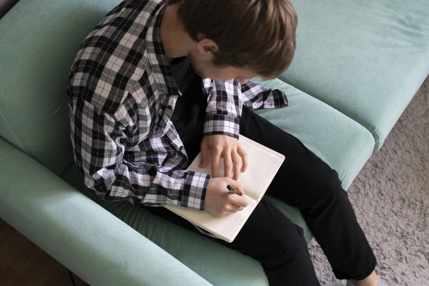 在家做笔记的人图片下载