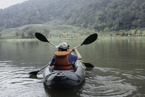 小男孩和他的父亲喜欢在湖上划皮艇图片下载