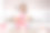 糕点师，糖果师厨房里的年轻白人女性。她正在架子上装饰蛋糕图片下载