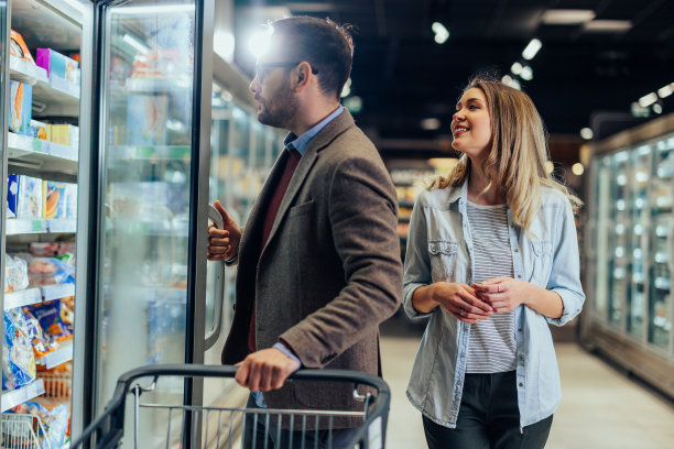年轻的夫妇在杂货店图片下载