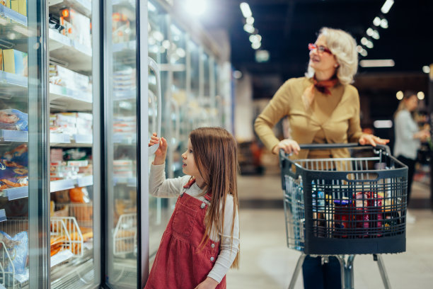 一位老妇和她的孙子在集市上图片下载