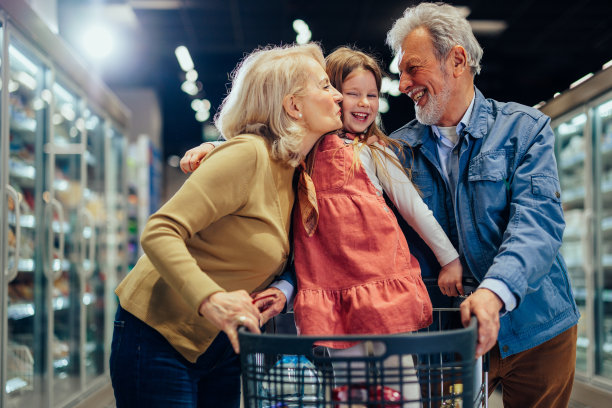 爷爷奶奶和孩子在购物的肖像图片下载