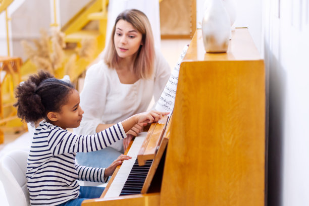 钢琴家老师给一个小学生上钢琴课图片下载