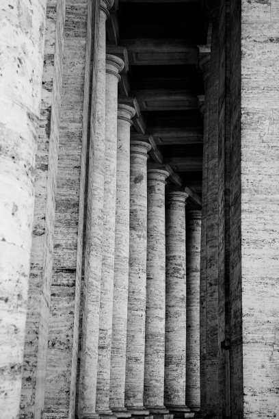 意大利罗马城历史悠久的罗马柱和建筑图片下载