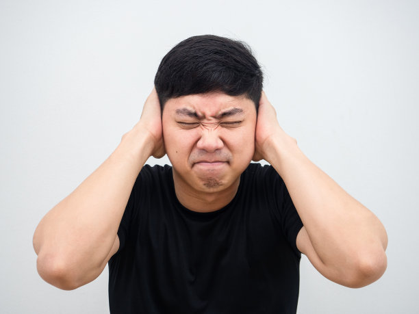 泰国男人捂着耳朵，一脸厌烦的特写，白色背景图片下载