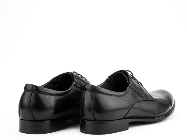 一双经典的皮革优雅的男士鞋孤立的白色背景。新郎时髦的黑色鞋子。孤立的物体在白色背景上接近图片下载