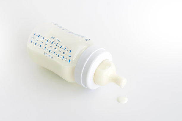 白色背景的婴儿奶瓶图片下载