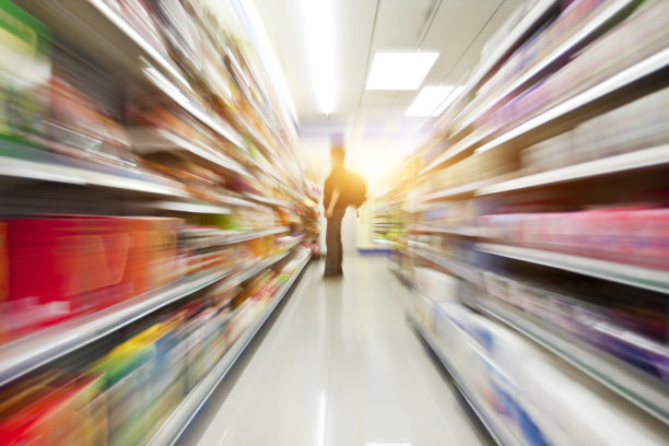 超市的内部陈列着一排排的杂货图片下载