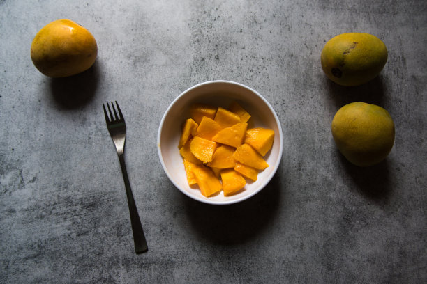刚切好的芒果片放在碗里。前视图。图片下载