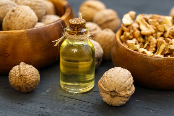 玻璃瓶精华，生核桃去皮和带壳，质朴风格，选择性集中图片下载