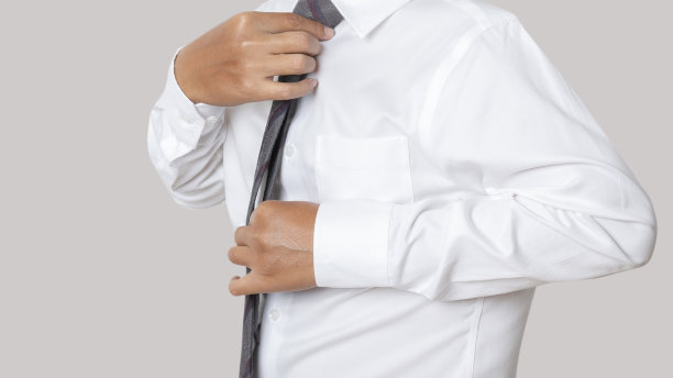 商人的肖像穿着白衬衫和调整领带。图片下载