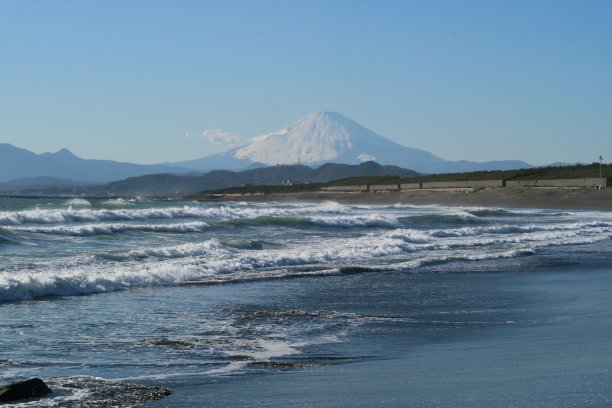 白雪皑皑的富士山来自日本神奈川海岸图片下载